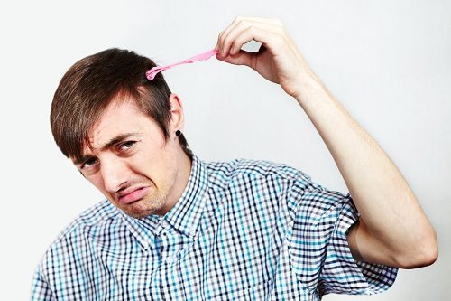 Lemon oil can help remove gum in hair